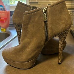 Michael Kors heels. Size 7M. Look brand new just bottoms a little scuffed!